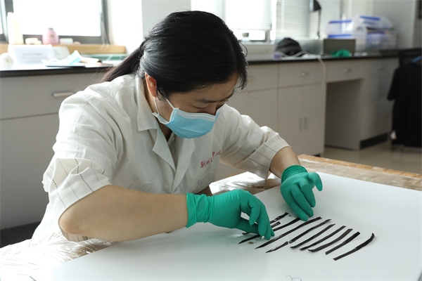 考古工作者正給竹簡排序。國家文物局供圖