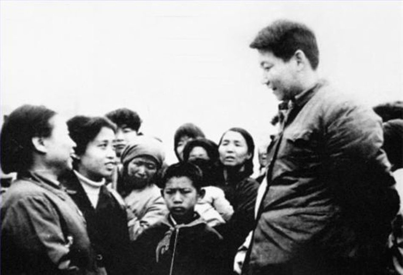 1983年，時(shí)任中共正定縣委書記的習(xí)近平同趙村群眾交談。