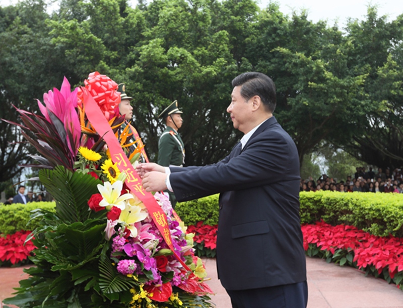 2012年12月8日，習(xí)近平在深圳蓮花山公園向鄧小平銅像敬獻(xiàn)花籃。