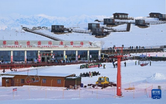 隨著新雪季的到來(lái)，那拉提國(guó)際滑雪場(chǎng)迎來(lái)眾多游客（(12月21日攝）。