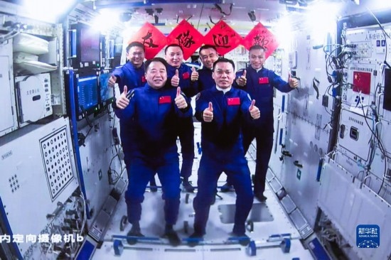 這是2023年10月26日在北京航天飛行控制中心拍攝的神舟十六號航天員乘組與神舟十七號航天員乘組“全家福”。 新華社發(fā)（韓啟揚 攝）