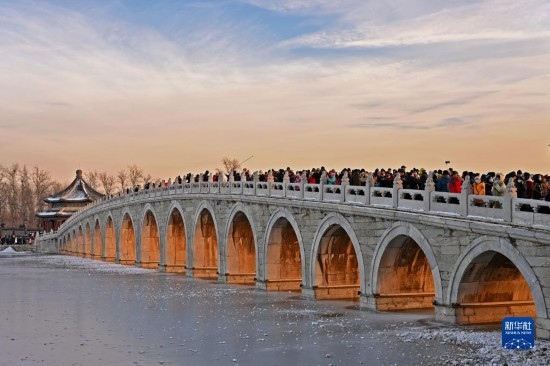 這是12月22日拍攝的頤和園十七孔橋“金光穿洞”景象。