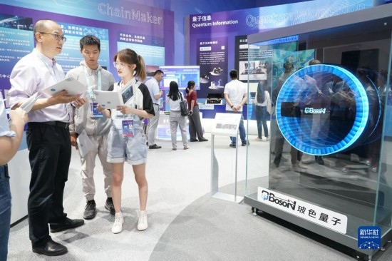 這是2023年5月26日在北京中關(guān)村國家自主創(chuàng)新示范區(qū)展示中心拍攝的100量子比特相干光量子計算機（模型）。 新華社記者 任超 攝