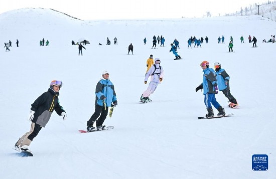 12月21日，游客在那拉提國(guó)際滑雪場(chǎng)滑雪。