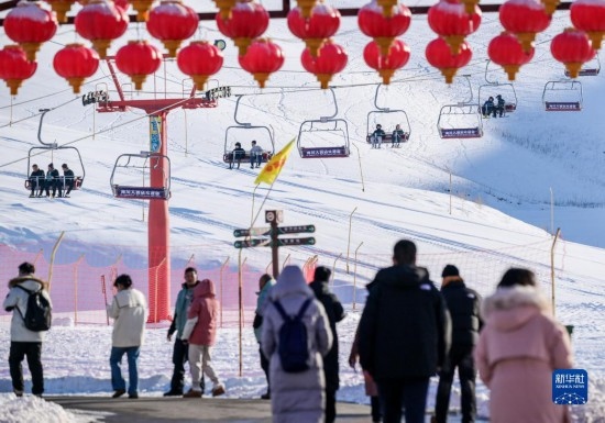 12月21日，那拉提國(guó)際滑雪場(chǎng)迎來(lái)眾多游客。