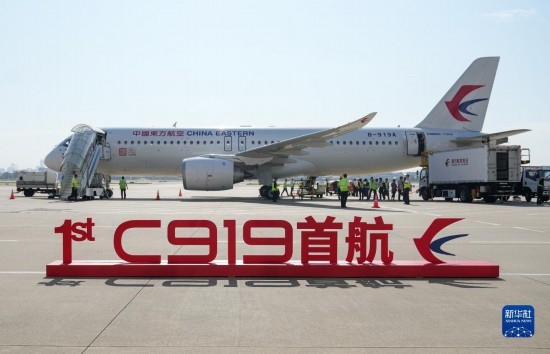 這是2023年5月28日在上海虹橋國際機場停機坪拍攝的C919飛機。當日，由C919大型客機執(zhí)飛的東方航空MU9191航班平穩(wěn)降落在北京首都國際機場，標志著該機型圓滿完成首個商業(yè)航班飛行，正式進入民航市場，開啟市場化運營、產(chǎn)業(yè)化發(fā)展新征程。 新華社記者 丁汀 攝