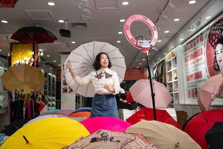 在義烏打拼了27年的商戶張吉英，正通過(guò)直播銷售雨傘。義烏市委宣傳部供圖