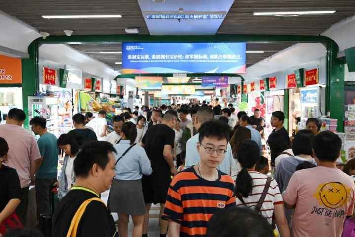 國(guó)慶長(zhǎng)假期間，“世界超市”摩肩接踵。共享聯(lián)盟·義烏 吳峰宇 攝