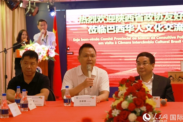 中國駐里約熱內(nèi)盧代總領(lǐng)事王尉育（中）在座談會中致辭。人民網(wǎng)記者 陳海琪攝