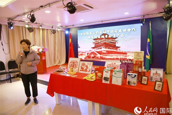 代表團成員、咸陽市政協(xié)主席李曉靜向與會嘉賓介紹了陜西的特色產(chǎn)品。人民網(wǎng)記者 陳海琪攝
