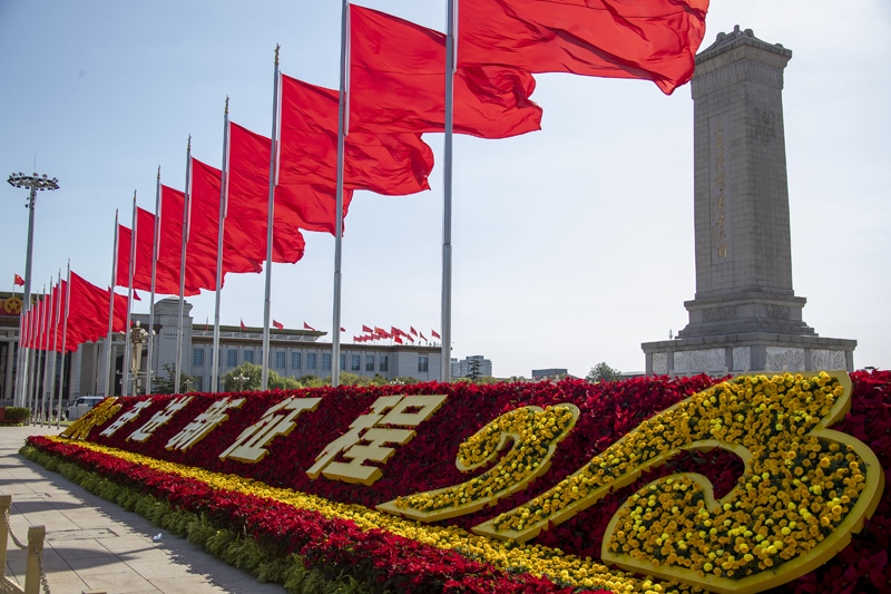 2022年10月16日，北京，中國共產(chǎn)黨第二十次全國代表大會開幕，人民大會堂外紅旗飄揚。