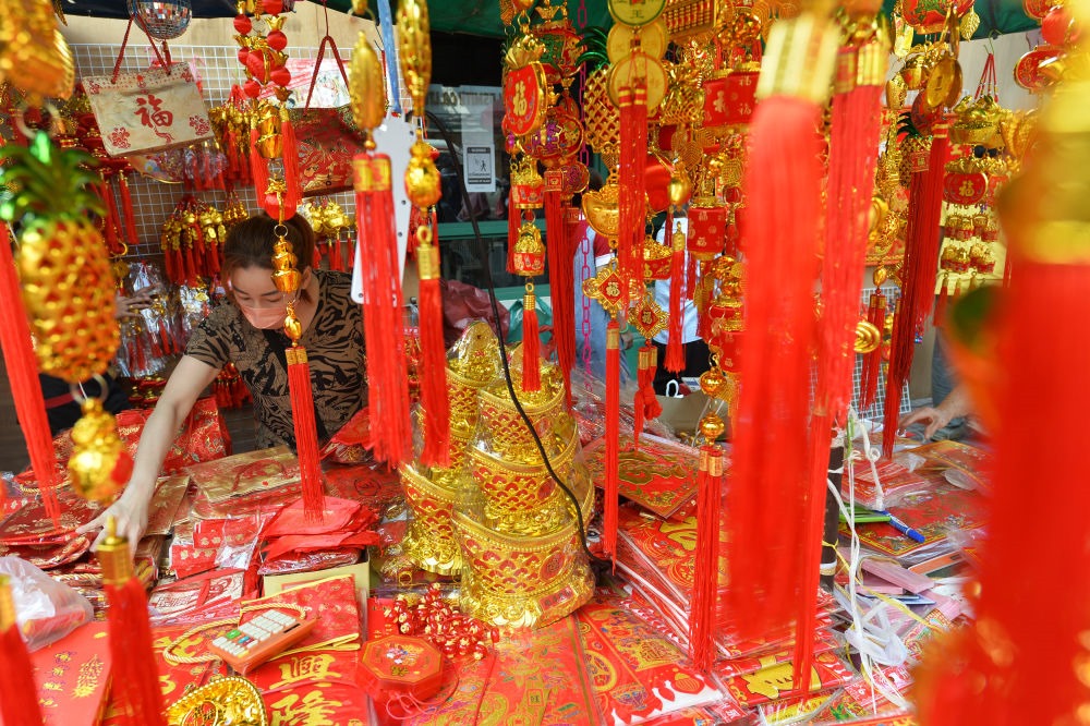 一名商販在泰國曼谷唐人街的攤位上擺放春節(jié)飾品。新華社發(fā)（拉亨攝）