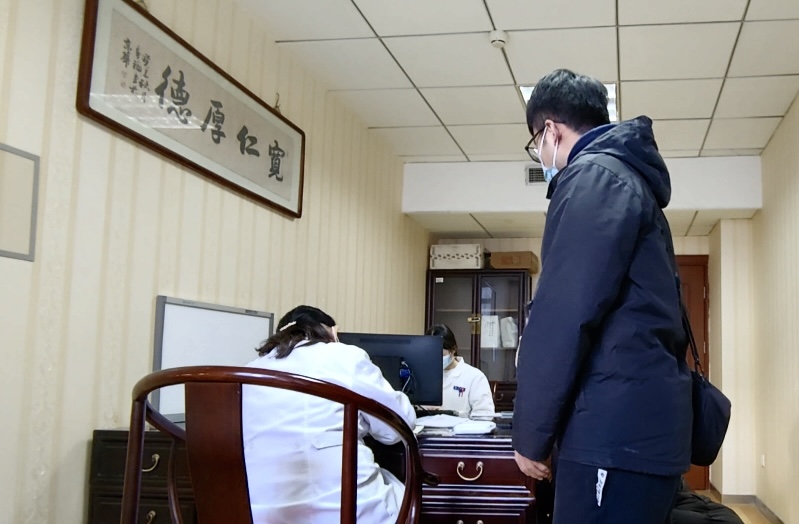 陪診師大飛陪同來京就診的患者在醫(yī)院問診。人民網(wǎng)記者 任妍攝