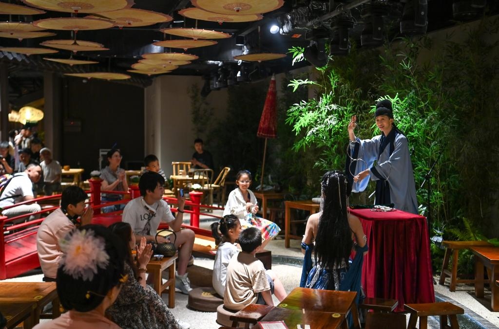 游客在長安十二時辰主題街區(qū)觀看唐風(fēng)演藝《大唐曲藝》。新華社記者鄒競一 攝