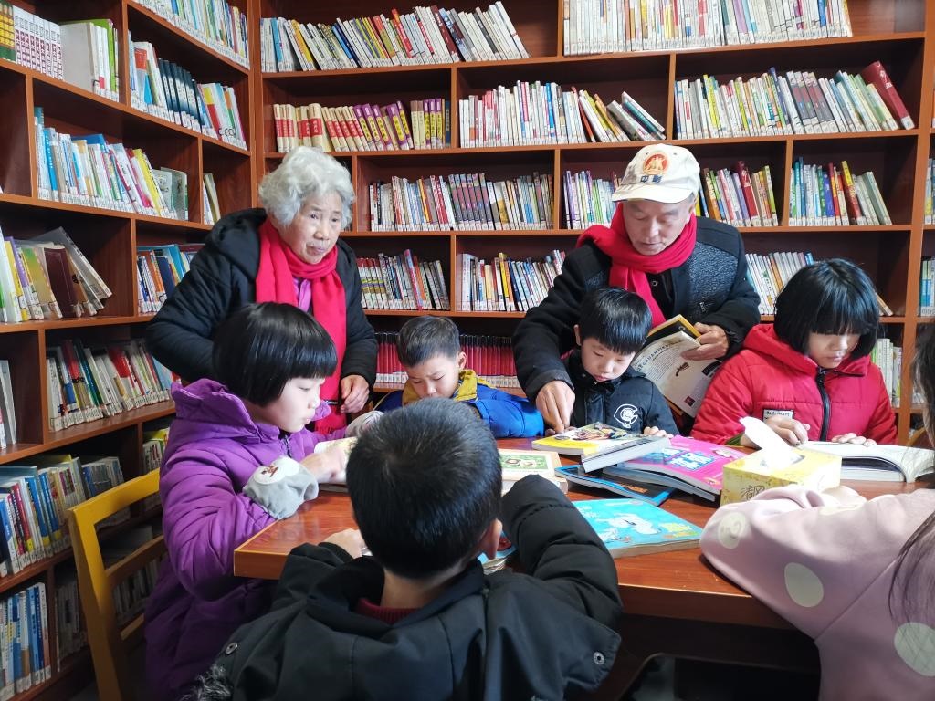 夏昭炎夫婦在譚家垅村的小書屋輔導(dǎo)小學(xué)生。（劉峰 攝）