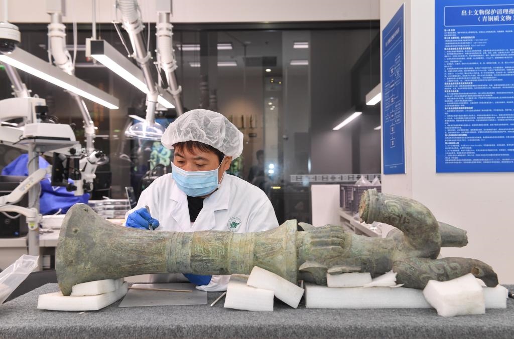 在三星堆博物館文物保護與修復(fù)館內(nèi)，工作人員在對文物進行清理。新華社記者劉坤 攝