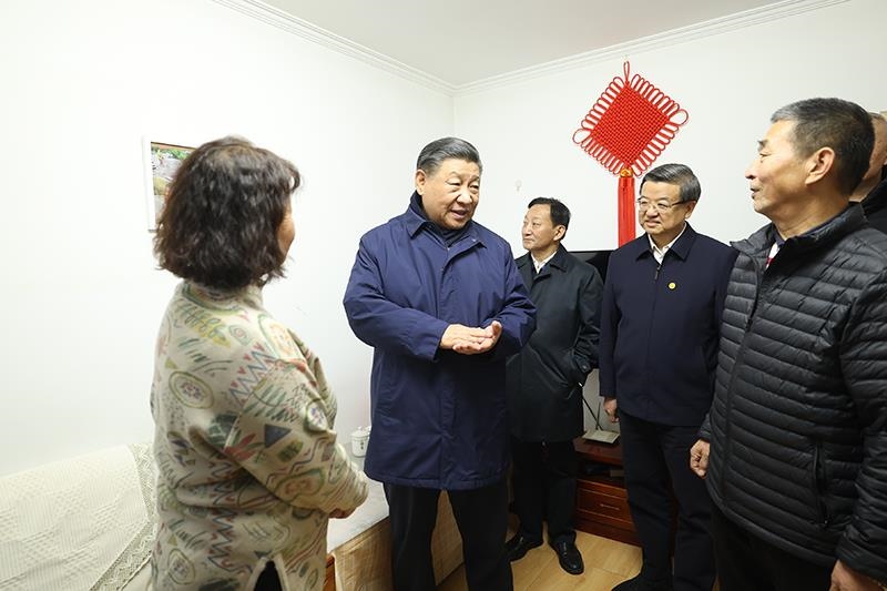 2023年11月10日，習(xí)近平總書(shū)記在河北保定涿州市永濟(jì)秀園小區(qū)居民董彩英家看望慰問(wèn)。