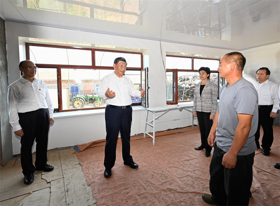 2023年9月7日，在遭受洪澇災(zāi)害的黑龍江尚志市老街基鄉(xiāng)龍王廟村，習(xí)近平總書(shū)記走進(jìn)村民楊春貴家中，察看受損房屋修繕情況。