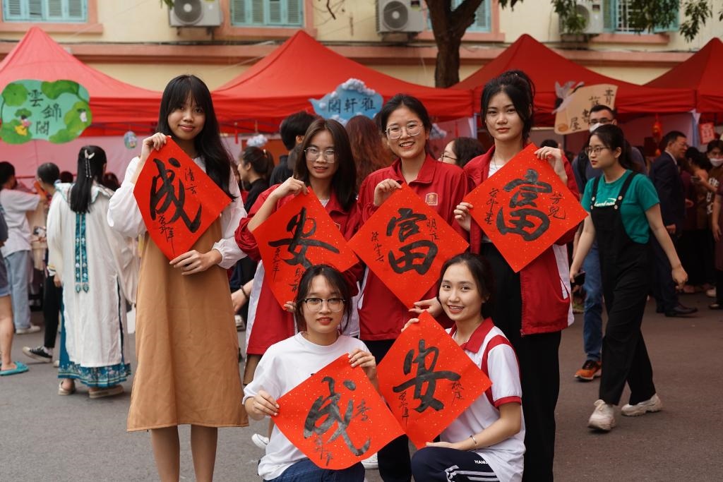 2023年4月21日，在越南河內(nèi)大學(xué)孔子學(xué)院，越南大學(xué)生展示漢字書(shū)法作品。新華社記者胡佳麗攝