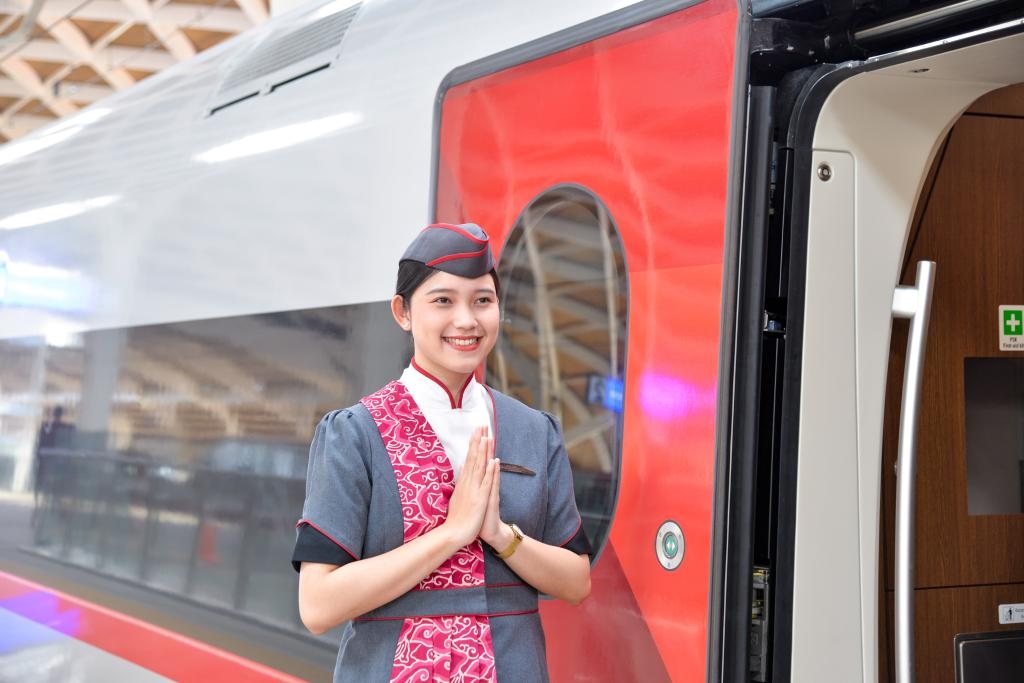 12月12日，乘務(wù)人員在印度尼西亞雅加達(dá)的哈利姆車站站臺(tái)歡迎乘坐雅萬(wàn)高鐵的乘客。新華社記者徐欽攝