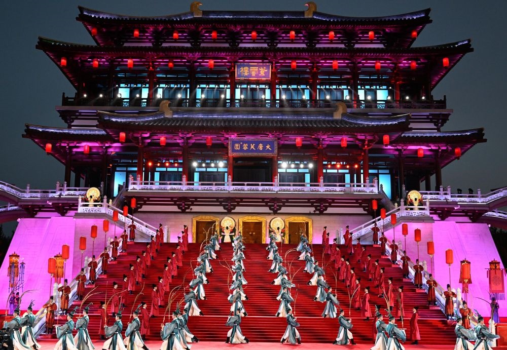 這是2023年5月18日在陜西省西安市大唐芙蓉園拍攝的中國—中亞峰會(huì)歡迎儀式。新華社記者 申宏 攝