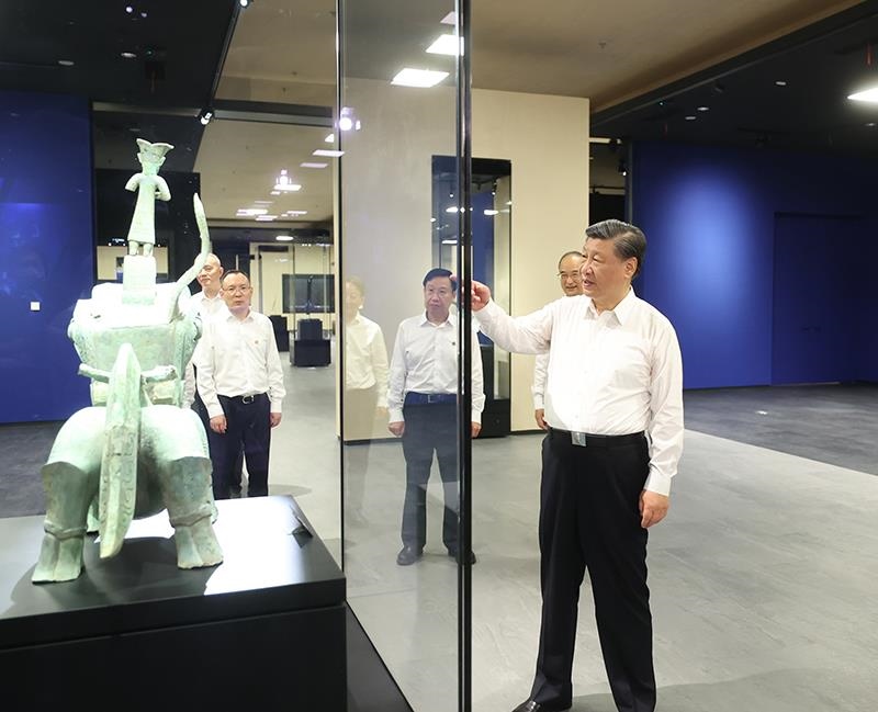 △2023年7月26日，習(xí)近平總書(shū)記在位于四川德陽(yáng)市廣漢市的三星堆博物館新館參觀。