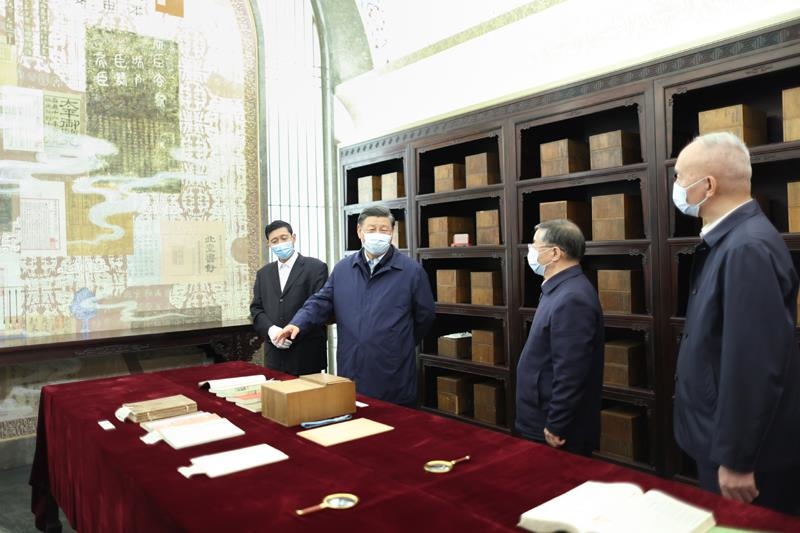 △2023年6月1日，習(xí)近平總書(shū)記在中國(guó)國(guó)家版本館考察時(shí)，在蘭臺(tái)洞庫(kù)了解館藏精品版本保存情況。