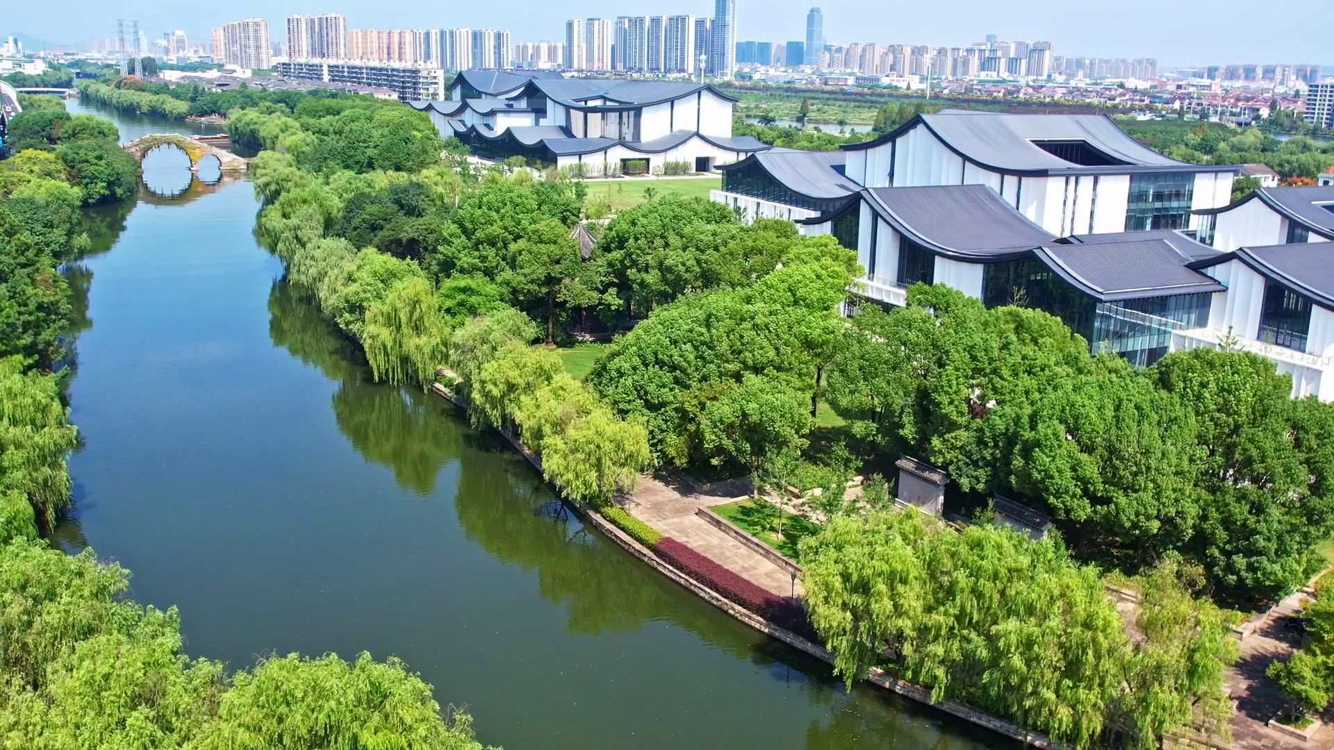 △浙東運(yùn)河。今年9月20日，習(xí)近平總書(shū)記來(lái)到浙東運(yùn)河文化園考察，強(qiáng)調(diào)“大運(yùn)河文化是中國(guó)優(yōu)秀傳統(tǒng)文化的重要組成部分，要在保護(hù)、傳承、利用上下功夫，讓古老大運(yùn)河煥發(fā)時(shí)代新風(fēng)貌”。