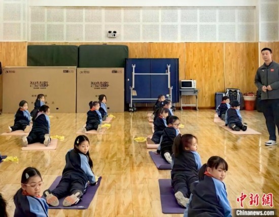 逸陽文思學(xué)校學(xué)生正在進(jìn)行運(yùn)動(dòng)恢復(fù)矯正訓(xùn)練。<a target='_blank' href='/' ><p align=