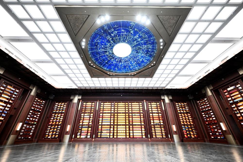 △中國(guó)國(guó)家版本館中央總館“文瀚閣”內(nèi)景。星空穹頂上是一幅宋代石刻天文圖，傳遞著“文瀚閣”的寓意：中華文明如星空般浩瀚璀璨。