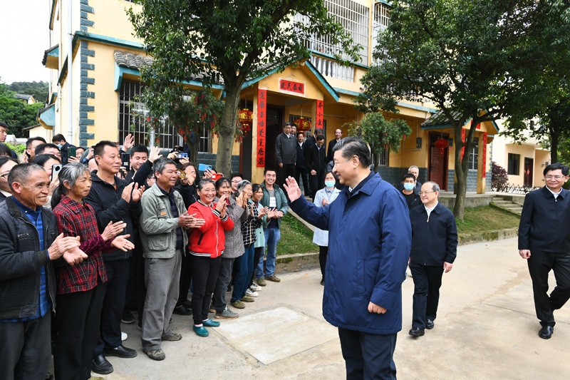 2021年4月25日，習(xí)近平總書記在廣西桂林市全州縣才灣鎮(zhèn)毛竹山村考察時，同鄉(xiāng)親們親切交流。新華社記者 謝環(huán)馳 攝
