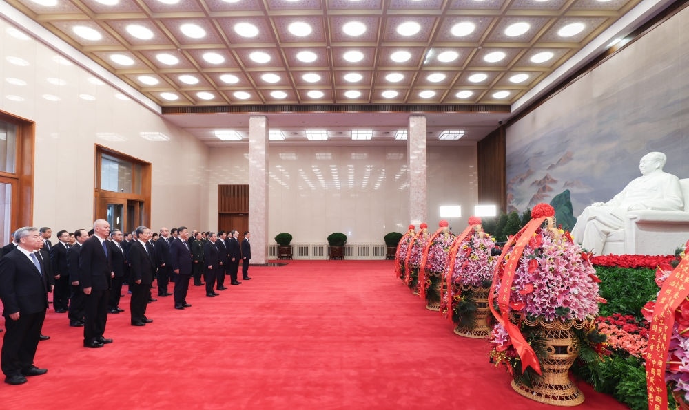 12月26日，中共中央在北京人民大會(huì)堂舉行紀(jì)念毛澤東同志誕辰130周年座談會(huì)。座談會(huì)前，習(xí)近平、李強(qiáng)、趙樂際、王滬寧、蔡奇、丁薛祥、李希、韓正等領(lǐng)導(dǎo)同志來到毛主席紀(jì)念堂瞻仰毛澤東同志遺容。