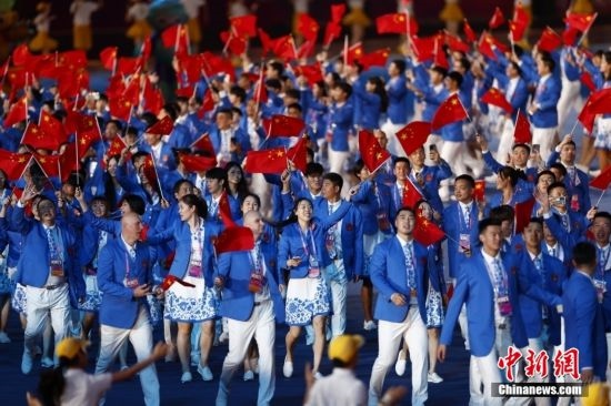 資料圖：9月23日，杭州第19屆亞運(yùn)會(huì)開幕式舉行。中國代表團(tuán)身著星辰藍(lán)禮服驚艷亮相。<a target='_blank' href='/'><p align=