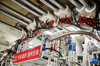 12月30日，中鐵十四局技術人員在盾構掘進開始前檢查“海天號”盾構機。新華社記者 李紫恒 攝