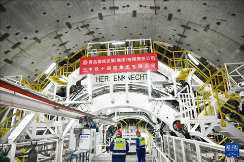 12月30日，中鐵十四局技術人員在盾構掘進開始前檢查“海天號”盾構機。新華社記者 李紫恒 攝