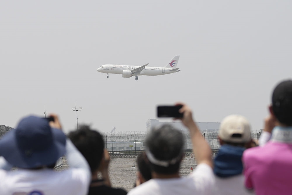 2023年5月28日，C919首個(gè)商業(yè)航班東航MU9191飛抵北京首都國(guó)際機(jī)場(chǎng)。新華社記者 鞠煥宗 攝