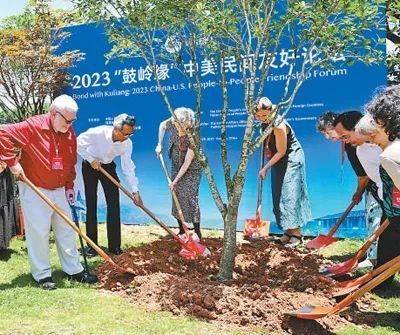 6月，2023“鼓嶺緣”中美民間友好論壇在福建省福州市舉辦。圖為出席“鼓嶺之友”座談會(huì)的中美各界人士在鼓嶺共同植樹留念。