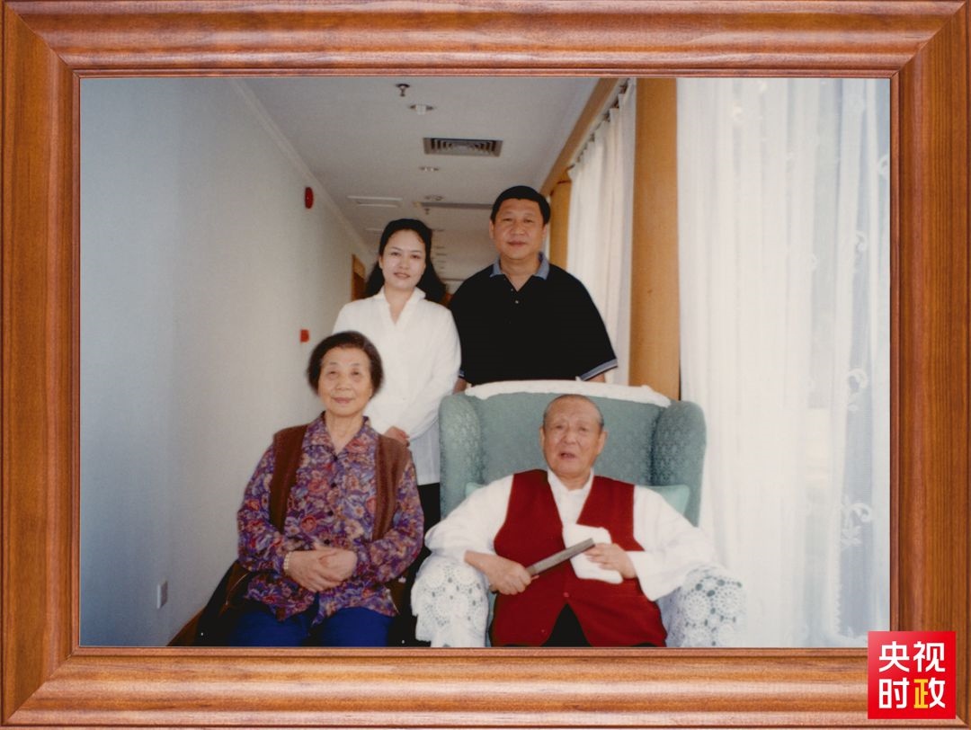 △這是習近平夫婦同父親習仲勛、母親齊心的合影。這張照片第一次出現(xiàn)在他的書架上。