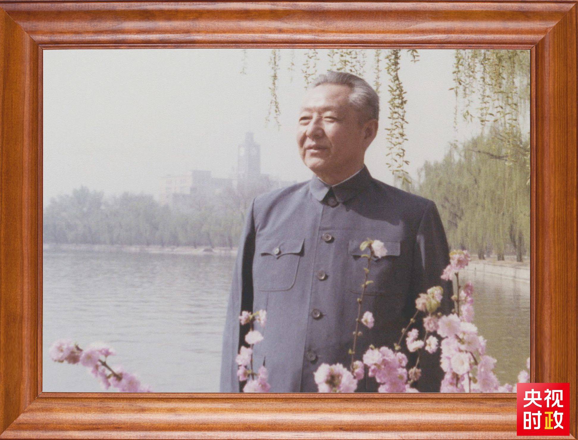 △這是習近平父親習仲勛同志的照片。2023年10月15日，是習仲勛同志誕辰110周年紀念日。這張照片第一次出現(xiàn)在他的書架上。