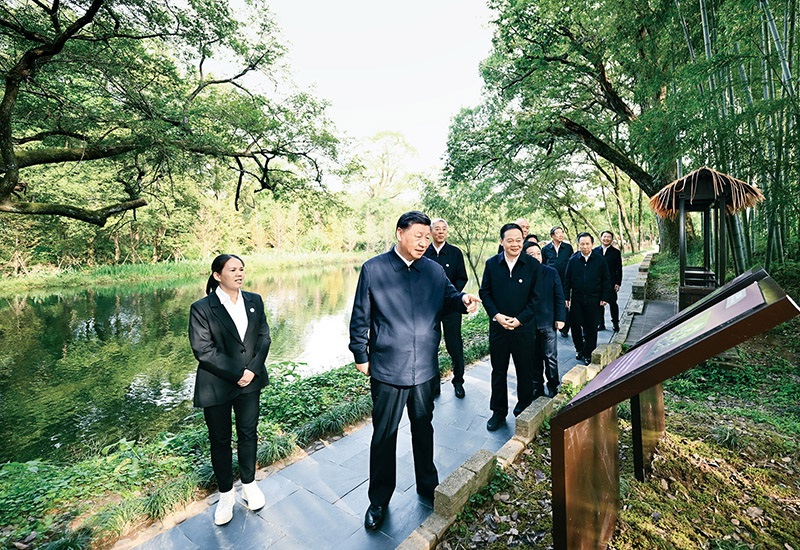 2023年10月10日至13日，中共中央總書記、國家主席、中央軍委主席習(xí)近平在江西考察。這是11日下午，習(xí)近平在上饒市婺源縣秋口鎮(zhèn)王村石門自然村考察時，了解饒河源國家濕地公園和極度瀕危鳥類藍冠噪鹛保護等情況。 新華社記者 謝環(huán)馳/攝