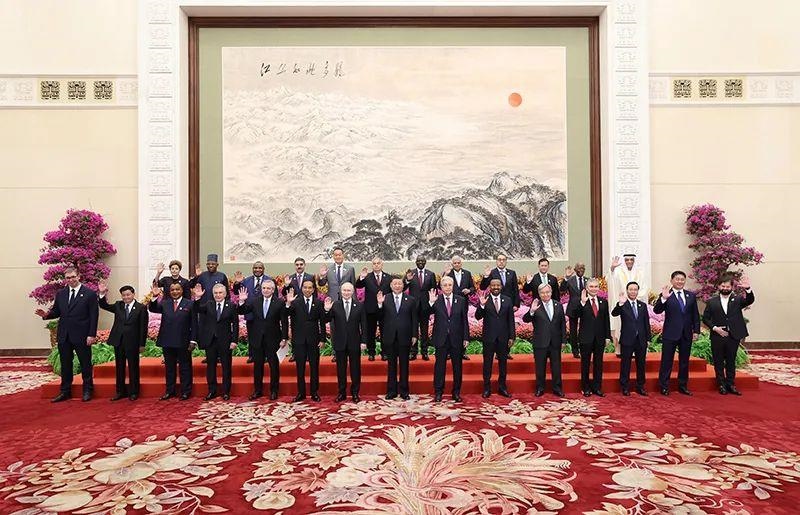 10月18日，習(xí)近平主席在北京人民大會(huì)堂出席第三屆“一帶一路”國際合作高峰論壇開幕式并發(fā)表主旨演講。這是習(xí)近平同國際貴賓集體合影。