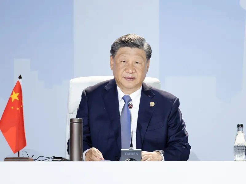 當(dāng)?shù)貢r(shí)間8月24日，習(xí)近平主席在南非約翰內(nèi)斯堡出席金磚國家領(lǐng)導(dǎo)人第十五次會(huì)晤特別記者會(huì)。