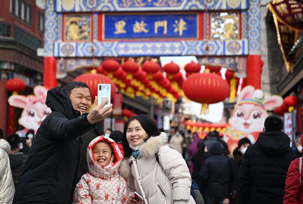 2023年1月26日，農(nóng)歷大年初五，游客在天津古文化街留影。新華社記者 趙子碩 攝