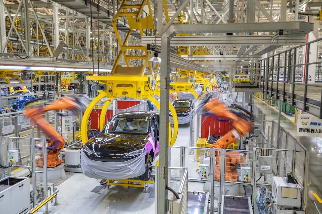 這是2023年8月29日拍攝的賽力斯汽車(chē)有限公司兩江智慧工廠作業(yè)現(xiàn)場(chǎng)。新華社記者 黃偉 攝