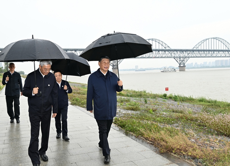 2023年10月10日，習(xí)近平在長(zhǎng)江國(guó)家文化公園九江城區(qū)段考察時(shí)，冒雨沿江堤步行察看沿岸風(fēng)貌。