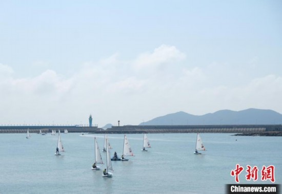浙江象山，杭州亞運會帆船項目運動員揚帆起航。林波 攝