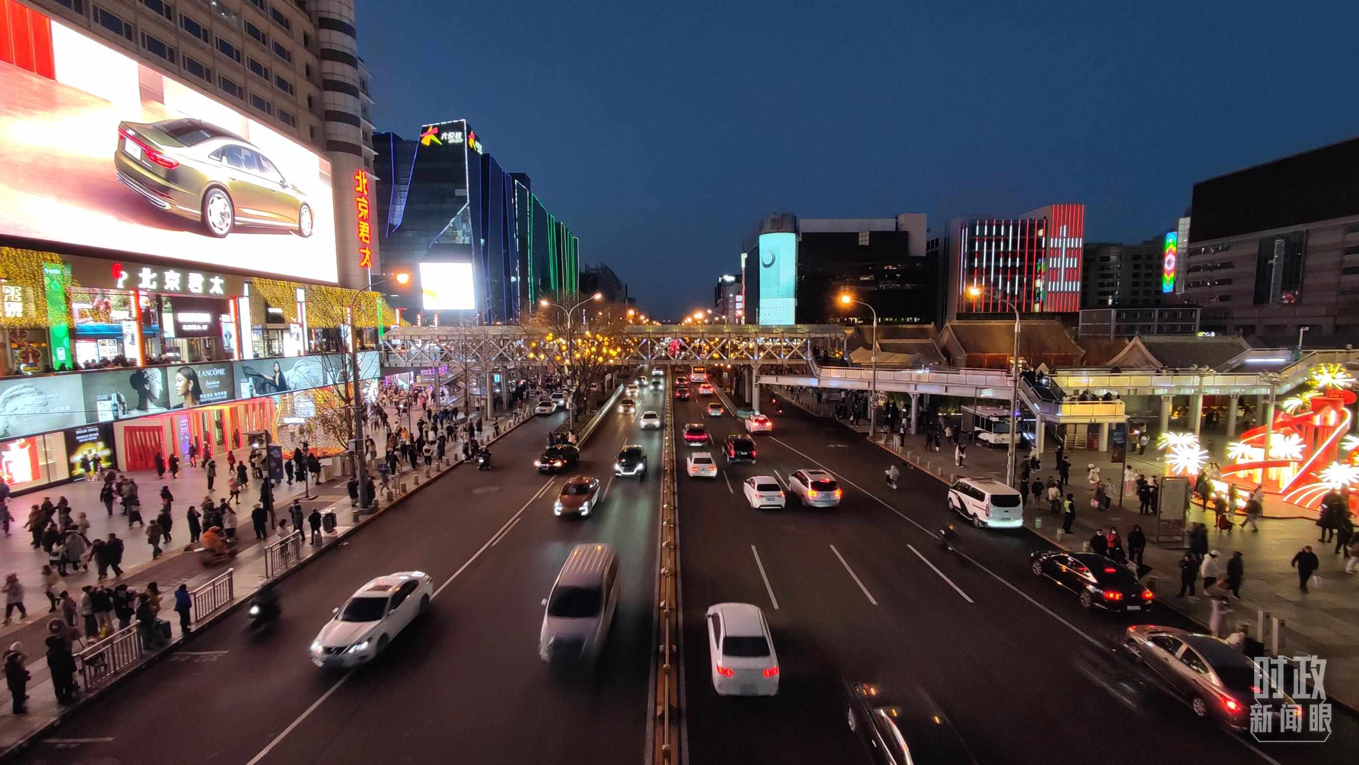 △2023年12月31日，北京西單商業(yè)街區(qū)。（總臺(tái)央視記者薛冠南拍攝）