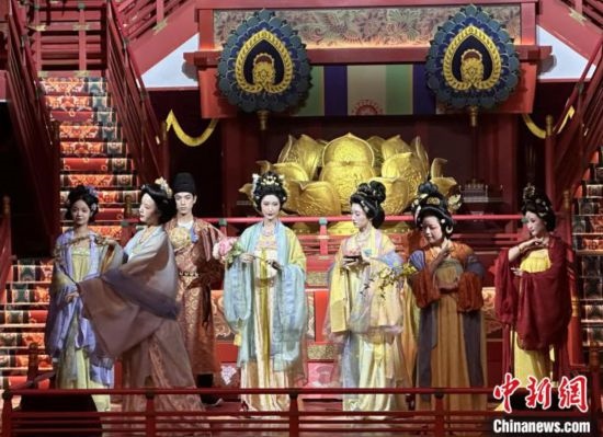 2023年12月31日晚間，在長安十二時辰主題街區(qū)進行的漢服表演。 中新社記者 張一辰 攝