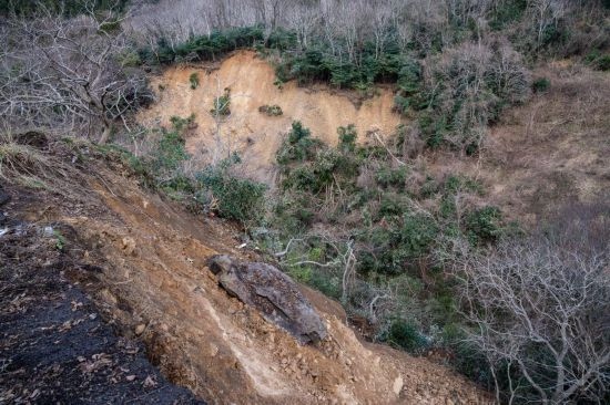  1月2日，在日本石川縣羽咋郡，地震引起山體滑坡。新華社記者張笑宇攝