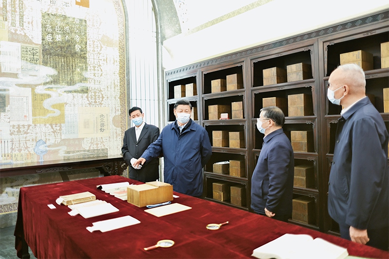 2023年6月1日，習近平總書記在中國國家版本館考察時，在蘭臺洞庫了解館藏精品版本保存情況。